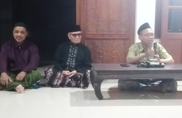 Ustaz Slamet Muliono (kanan) saat memberikan tausiyah. (ist)