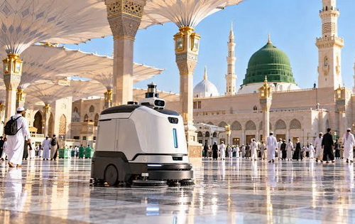 Robot dikendalikan AI, sedang bekerja membersihkan lantai masjid Nabawi. (ist)