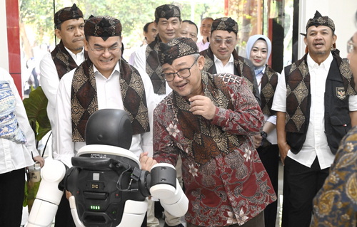 Mendikdasmen Abdul Mu'ti saat berdialog dengan Robot pintar. (ist)