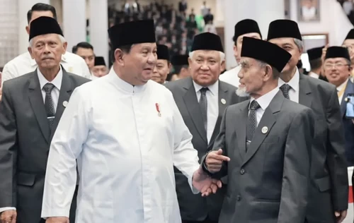 Pimpinan Pondok Pesantren Gontor K.H. Hasan Abdullah Sahal bersama Presiden Prabowo. (ist)
