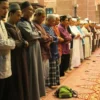 38,9% Selalu Salat, 2% Selalu Berjamaah: Sebuah Tamparan atau Sekadar Angka?