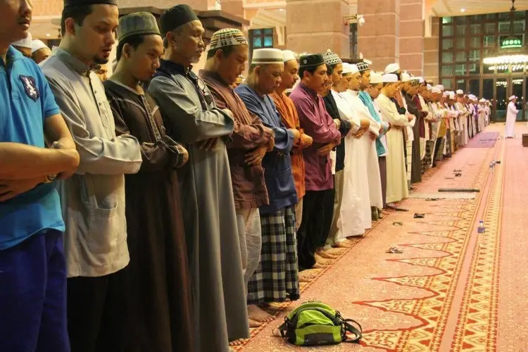 38,9% Selalu Salat, 2% Selalu Berjamaah: Sebuah Tamparan atau Sekadar Angka?