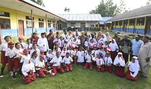 Siswa salah satu sekolah di Papua Barat Daya ceria usai sekolahnya direvitalisasi. (ist)