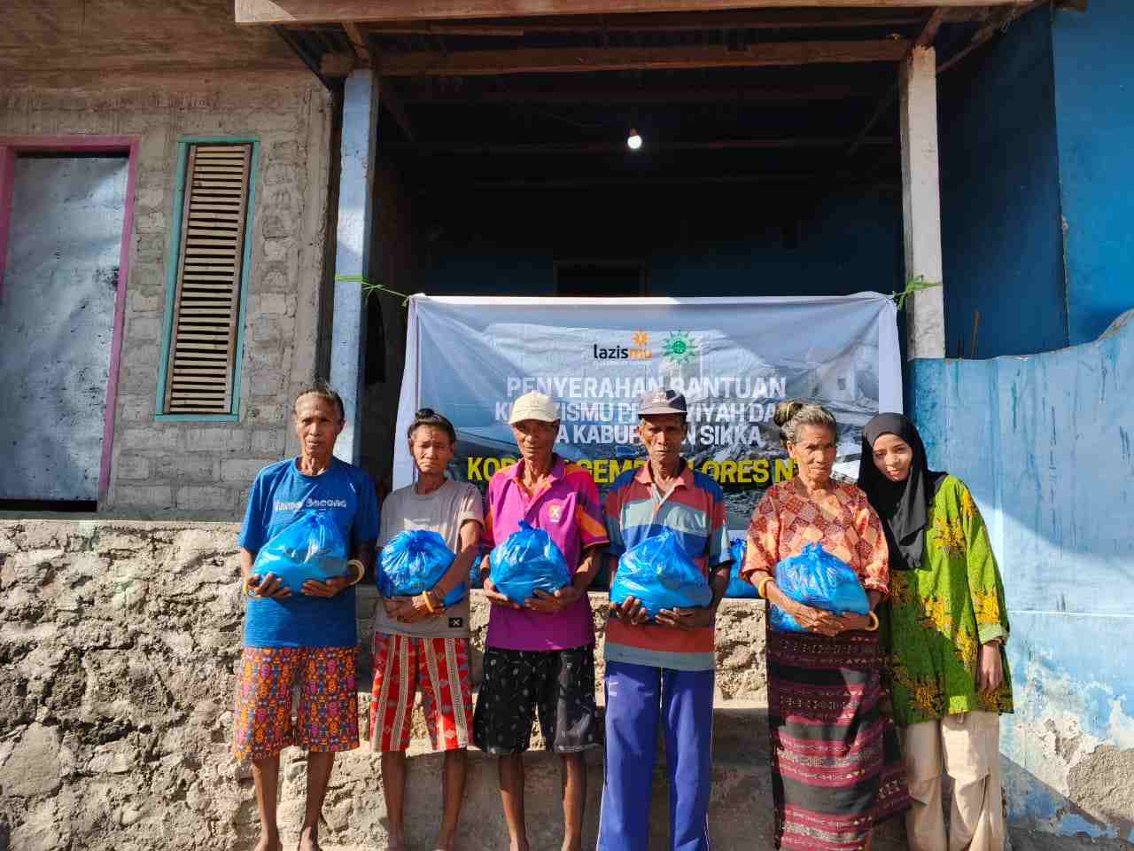 Tempuh Perjalanan Laut 6 Jam, ‘Aisyiyah Sikka Salurkan Bantuan hingga Pulau Palue