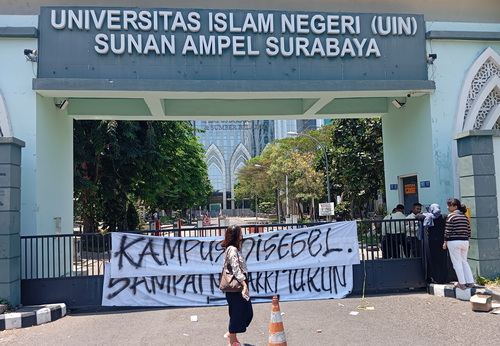 Kampus UIN Sunan Ampel Surabaya disegel mahasiswa, buntut penolakan terhadap Rektor. (ist)