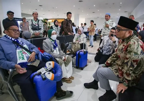 Wamenhaj Dahnil Anzar Simanjuntak berdialog dengan jemaah umrah yang tertunda penerbangannya. (ist)