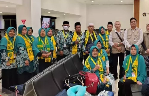 Jemaah umrah tertunda keberangkatannya, dampak abu vulkanik gunung Anak Krakatau. (ist)