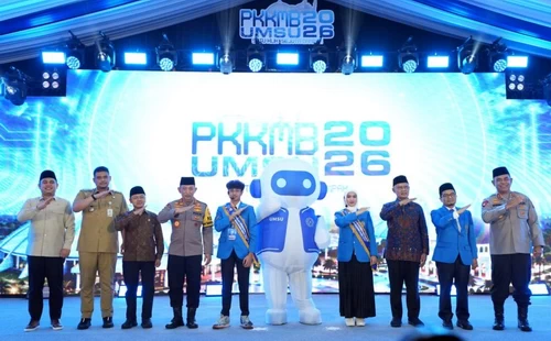 Para pejabat beri motivasi mahasiswa baru UMSU. (ist)