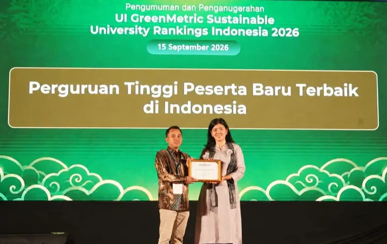 Wakil Rektor Bidang Riset, Kerja Sama, dan Digitalisasi UMSURA, Radius Setiyawan, saat menerima penghargaan. (ist)