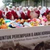 UMSURA Kirim Pembalut hingga Boneka untuk Korban Bencana NTT