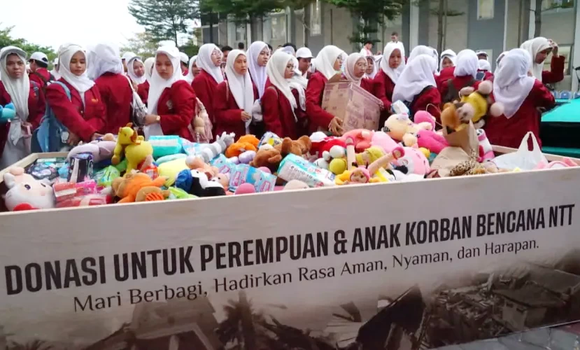 Ribuan boneka, popok dan pembalut bantuan mahasiswa UMSURA siap dikirim ke NTT. (ist)