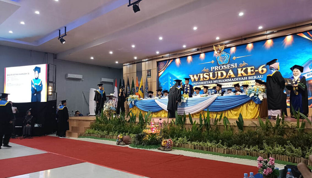 Wisuda Ke-6 UMB: Sarjana Muhammadiyah Diminta Menjadi 'Air' yang Mengalirkan Manfaat