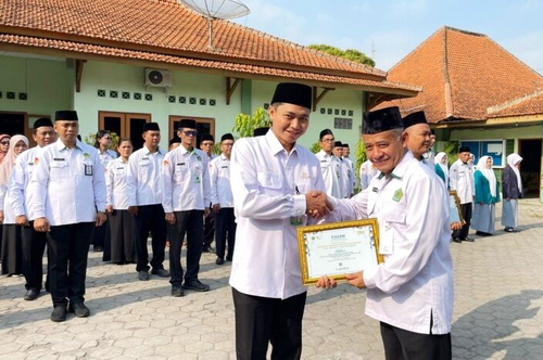 Kepala Kantor Kemenag Kabupaten Sragen, H. Fatchur Rochman, M.Pd.I. (kanan), menyerahkan piagam penghargaan peringkat ke-3 perolehan Nilai TKA Terbaik se-Jawa Tengah kepada Kepala MA DIMSA Sragen, Fuad Ibrahim (kiri).