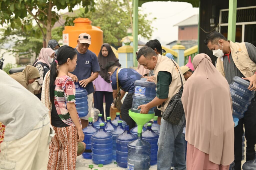 Di Tengah Musim Kemarau, LAZISMU dan MDMC Kapuas Hadir Bawa Air dan Harapan