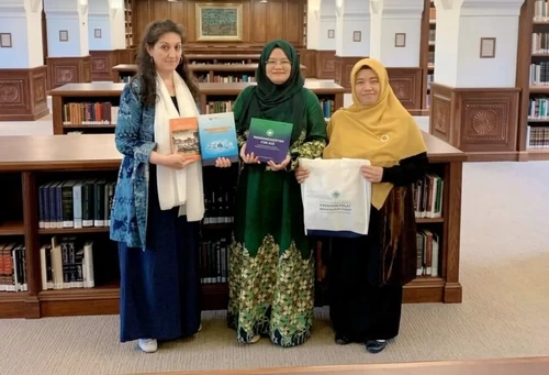 Penyerahan dua buku Majelis Tarjih Muhammadiyah pada Perpustakaan Oxford. (ist)