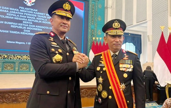 Salam Komando antara Kapolri Baru Suyudi Ario Seto (kiri) dan Listyo Sigit. (ist)