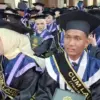 Kepulan Asap Nasi Goreng Mengantarkan Irwan Jadi Sarjana Cumlaude
