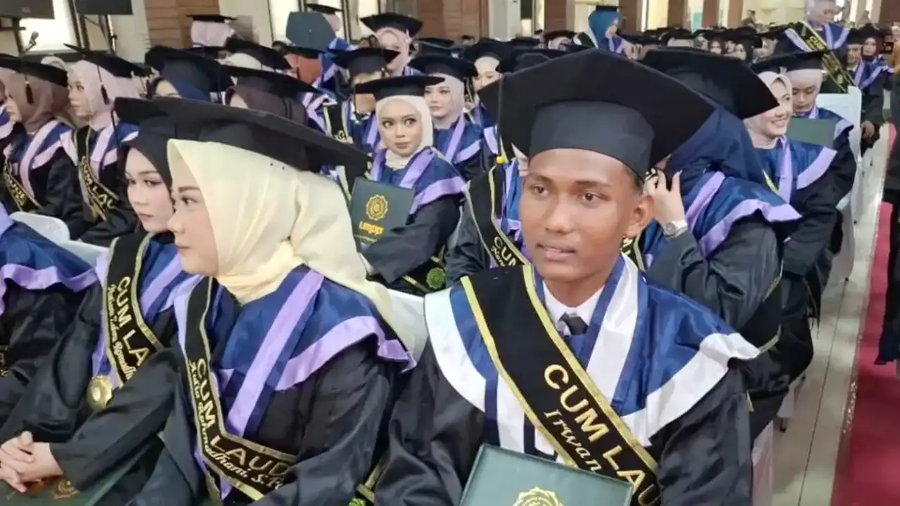 Kepulan Asap Nasi Goreng Mengantarkan Irwan Jadi Sarjana Cumlaude