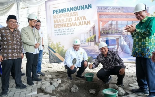 Ketua Majelis Tabligh PP Muhammadiyah, Fathurrahman Kamal, melakukan peletakan batu pertama pembangunan koperasi masjid. (ist)