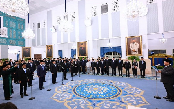 Presiden Prabowo saat melantik dan mengambil sumpah jajaran kabinet hasil reshuffle di Istana. (foto: setpres)