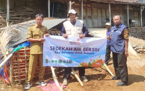 Lazismu Pacitan bantu warga yang alami kritis air bersih. (ist)