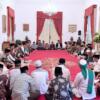 Menghormati, Memuji Ulama dan Pemimpin Secara Berlebihan