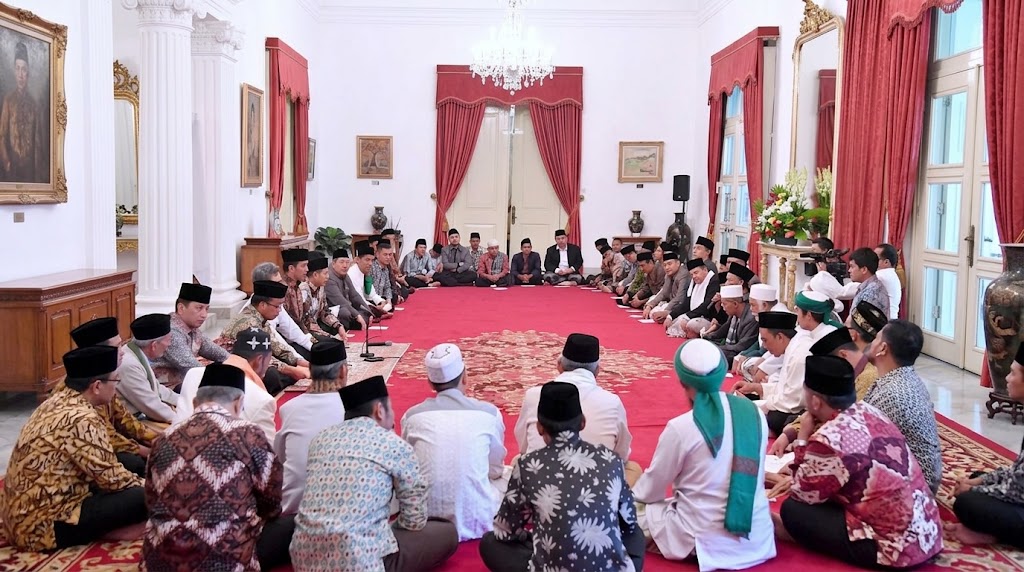 Menghormati, Memuji Ulama dan Pemimpin Secara Berlebihan