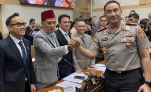Ketua Komisi III DPR RI, Habiburokhman, memberikan ucapan selamat pada Suyudi Ario Seto usai uji kelayakan di DPR RI. (ist)