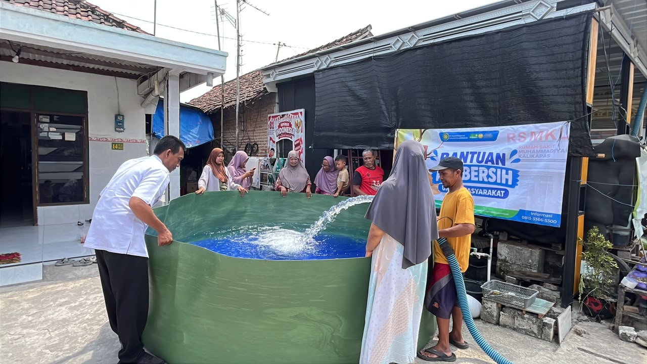 RS Muhammadiyah Kalikapas SalurkanBantuan Air Bersih bagi Warga Sekitar
