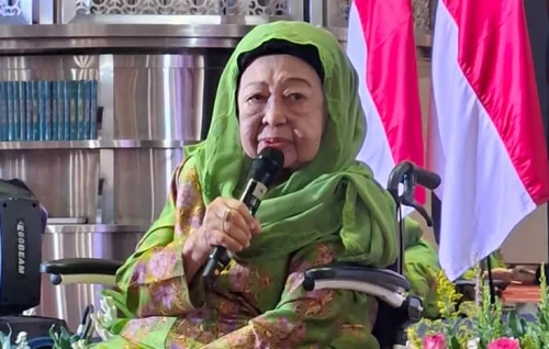 Nyai Hj Machfudhoh Aly Ubaid.