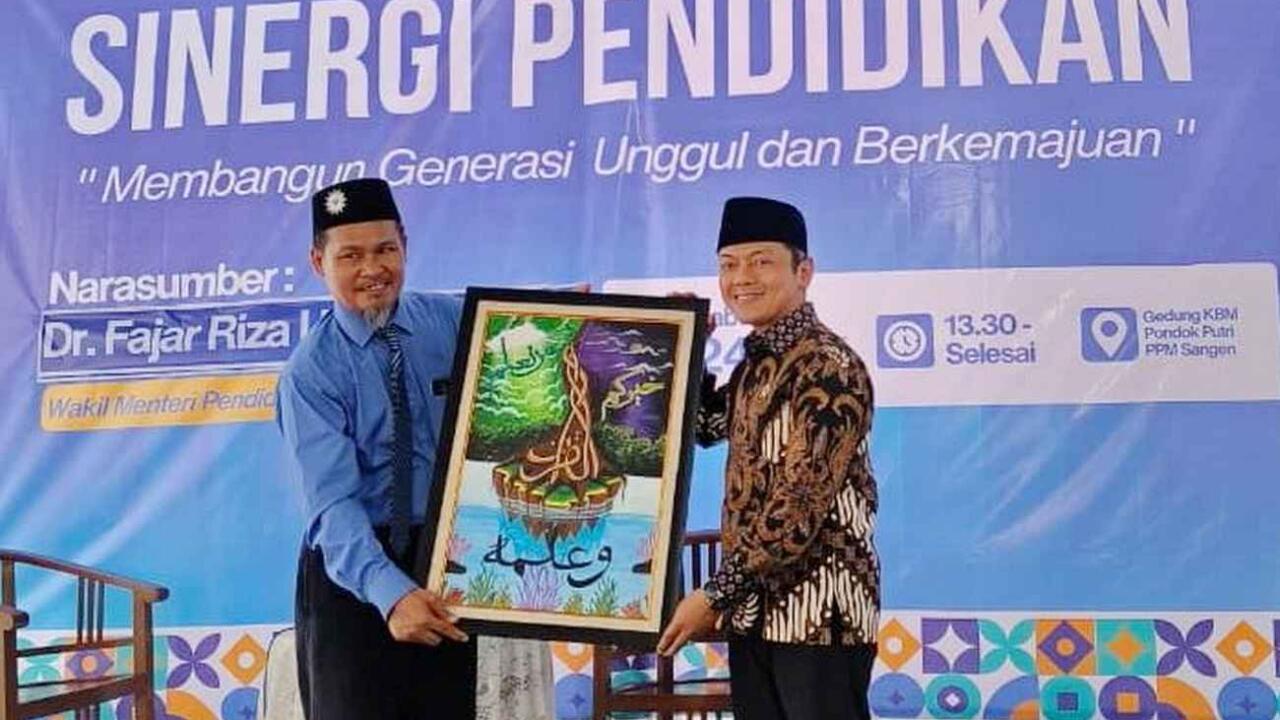 Wamendikdasmen Fajar Riza Ul Haq, menerima kenang kenangan dari panitia sarasehan. (ist)